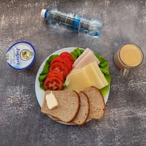 Dieta z ograniczeniem łatwoprzyswajalnych węglowodanów  Chleb Graham Masło extra Szynka tostowa Ser żółty Pomidor Kawa zbożowa z mlekiem Jogurt naturalny Woda źródlana